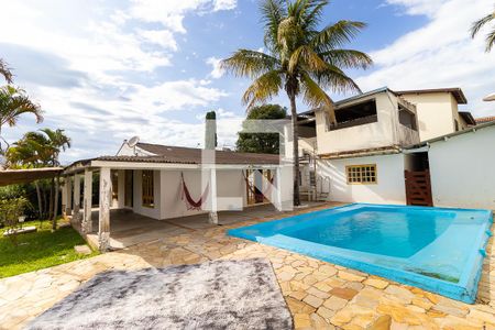 Casa de condomínio à venda com 430m², 3 quartos e 4 vagas Casa de condomínio à venda com 430m², 3 quartos e 4 vagasQuintal com piscina