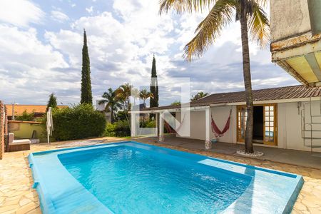 Casa de condomínio à venda com 430m², 3 quartos e 4 vagas Casa de condomínio à venda com 430m², 3 quartos e 4 vagasQuintal com piscina