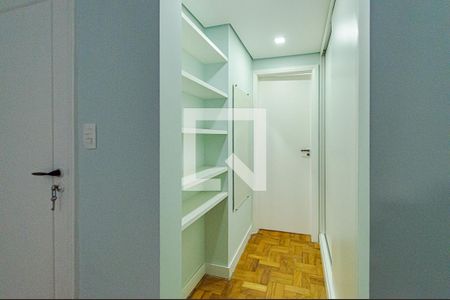 Closet da suíte de apartamento para alugar com 2 quartos, 86m² em Consolação, São Paulo