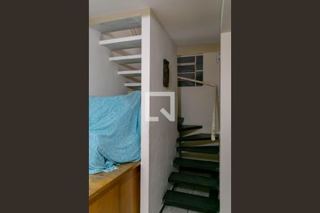 Sala de casa de condomínio à venda com 2 quartos, 77m² em Piratininga, Belo Horizonte