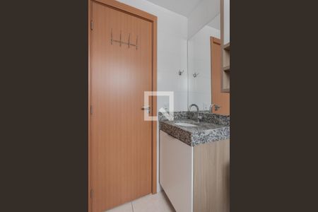 Banheiro de apartamento à venda com 2 quartos, 48m² em Humaitá, Porto Alegre