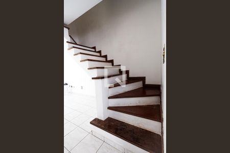 Escada de casa de condomínio para alugar com 3 quartos, 75m² em Jardim Petrópolis, Cotia