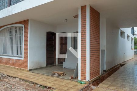 Casa para alugar com 480m², 4 quartos e 8 vagas Casa para alugar com 480m², 4 quartos e 8 vagasFachada