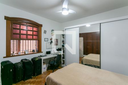 Quarto 1 de casa à venda com 3 quartos, 300m² em Sagrada Família, Belo Horizonte