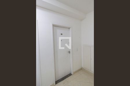 Entrada de apartamento à venda com 3 quartos, 69m² em Jardim Tupanci, Barueri