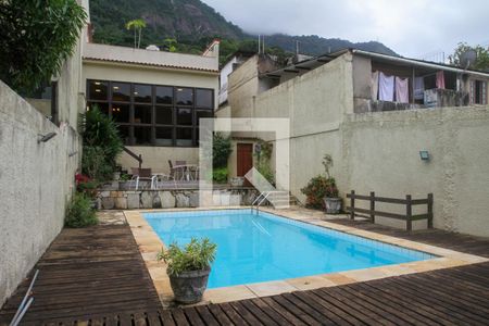 Casa à venda com 286m², 3 quartos e 2 vagas Casa à venda com 286m², 3 quartos e 2 vagasPiscina