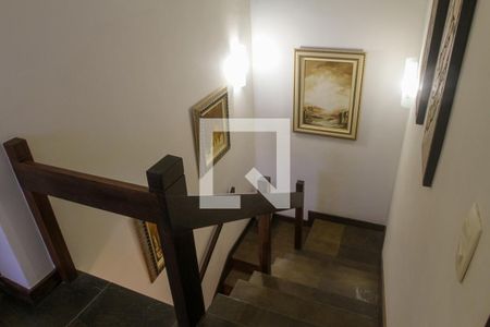 Casa à venda com 286m², 3 quartos e 2 vagas Casa à venda com 286m², 3 quartos e 2 vagasEscada