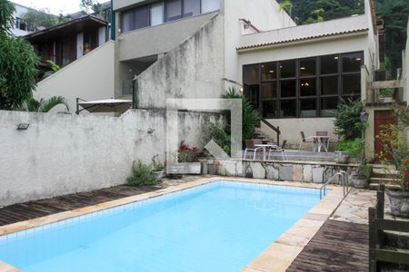 Casa à venda com 286m², 3 quartos e 2 vagas Casa à venda com 286m², 3 quartos e 2 vagasPiscina