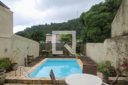 Casa à venda com 286m², 3 quartos e 2 vagas Casa à venda com 286m², 3 quartos e 2 vagasPiscina