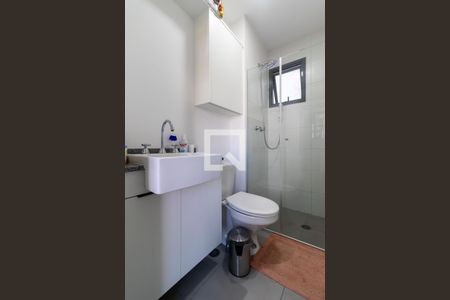 Banheiro de kitnet/studio para alugar com 1 quarto, 26m² em Sumarezinho, São Paulo