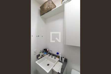 Banheiro de kitnet/studio para alugar com 1 quarto, 26m² em Sumarezinho, São Paulo