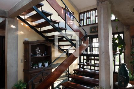 Casa para alugar com 4424m², 3 quartos e 8 vagas Casa para alugar com 4424m², 3 quartos e 8 vagasEscada