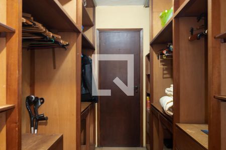 Casa para alugar com 4424m², 3 quartos e 8 vagas Casa para alugar com 4424m², 3 quartos e 8 vagasCloset Suite