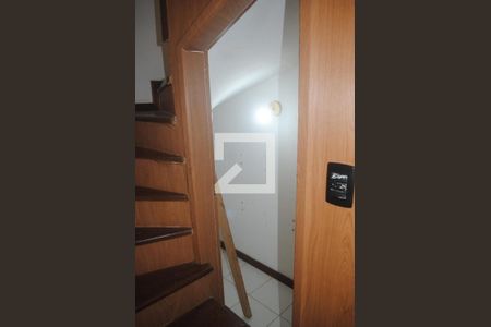 Escada de casa de condomínio para alugar com 3 quartos, 160m² em Pituaçu, Salvador