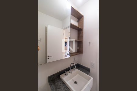 Banheiro de kitnet/studio para alugar com 1 quarto, 24m² em Sumarezinho, São Paulo