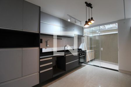 Sala/Cozinha de casa de condomínio à venda com 2 quartos, 92m² em Santo Amaro, São Paulo