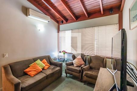 Casa de condomínio à venda com 330m², 4 quartos e 4 vagas Casa de condomínio à venda com 330m², 4 quartos e 4 vagasSala Íntima