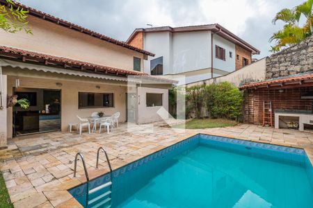 Casa de condomínio à venda com 330m², 4 quartos e 4 vagas Casa de condomínio à venda com 330m², 4 quartos e 4 vagasQuintal