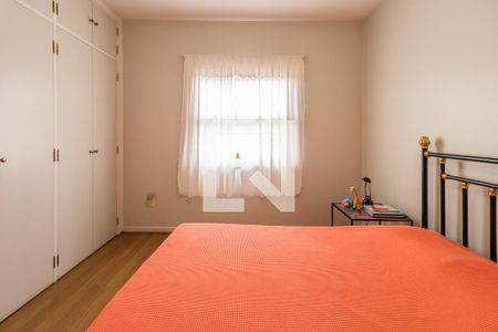 Casa de condomínio à venda com 330m², 4 quartos e 4 vagas Casa de condomínio à venda com 330m², 4 quartos e 4 vagasQuarto 1