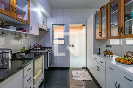 Casa de condomínio à venda com 330m², 4 quartos e 4 vagas Casa de condomínio à venda com 330m², 4 quartos e 4 vagasCozinha