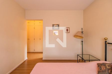 Casa de condomínio à venda com 330m², 4 quartos e 4 vagas Casa de condomínio à venda com 330m², 4 quartos e 4 vagasSuíte 1