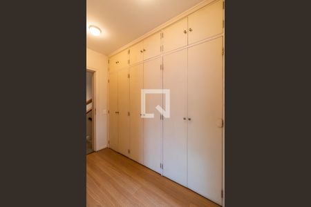 Casa de condomínio à venda com 330m², 4 quartos e 4 vagas Casa de condomínio à venda com 330m², 4 quartos e 4 vagasDetalhe da Suíte 1