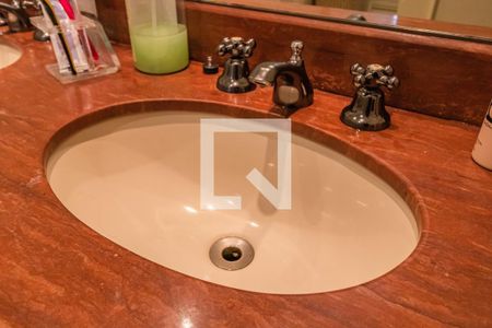 Casa de condomínio à venda com 330m², 4 quartos e 4 vagas Casa de condomínio à venda com 330m², 4 quartos e 4 vagasDetalhe do Banheiro da Suíte 2