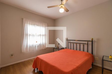 Casa de condomínio à venda com 330m², 4 quartos e 4 vagas Casa de condomínio à venda com 330m², 4 quartos e 4 vagasQuarto 1