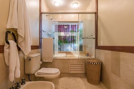 Casa de condomínio à venda com 330m², 4 quartos e 4 vagas Casa de condomínio à venda com 330m², 4 quartos e 4 vagasBanheiro da Suíte 2