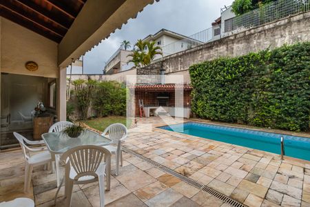 Casa de condomínio à venda com 330m², 4 quartos e 4 vagas Casa de condomínio à venda com 330m², 4 quartos e 4 vagasQuintal