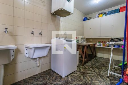 Casa de condomínio à venda com 330m², 4 quartos e 4 vagas Casa de condomínio à venda com 330m², 4 quartos e 4 vagasÁrea de Serviço