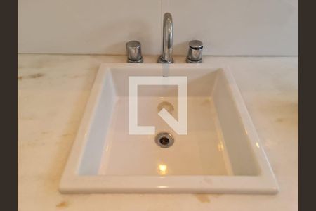 Casa à venda com 200m², 4 quartos e 3 vagas Casa à venda com 200m², 4 quartos e 3 vagasBanheiro social 01