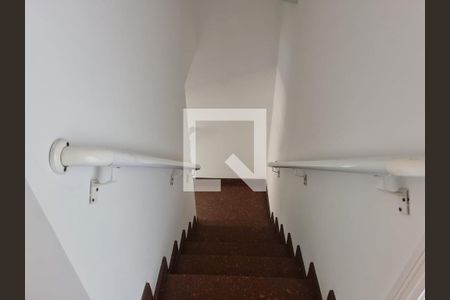 Casa à venda com 200m², 4 quartos e 3 vagas Casa à venda com 200m², 4 quartos e 3 vagasEscada acesso aos outros quartos