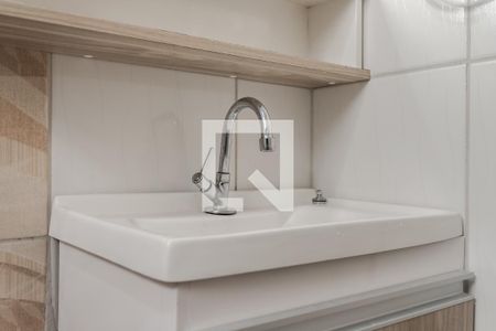 Banheiro de apartamento à venda com 2 quartos, 48m² em Rubem Berta, Porto Alegre