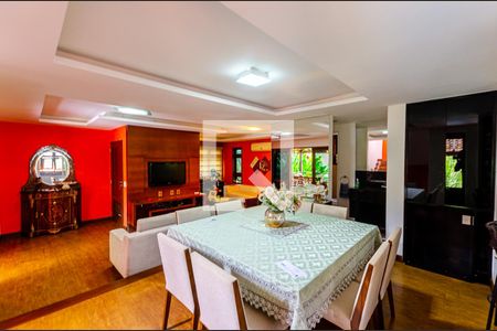 Sala de casa à venda com 3 quartos, 500m² em Piratininga, Niterói