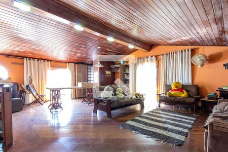 Casa à venda com 385m², 5 quartos e 2 vagas Casa à venda com 385m², 5 quartos e 2 vagasSótão