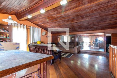 Casa à venda com 385m², 5 quartos e 2 vagas Casa à venda com 385m², 5 quartos e 2 vagasSótão