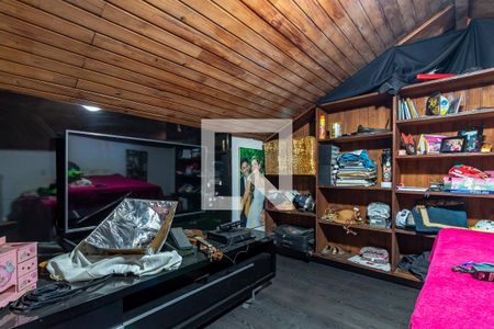 Casa à venda com 385m², 5 quartos e 2 vagas Casa à venda com 385m², 5 quartos e 2 vagasQuarto da Casa Secundária