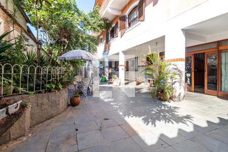 Casa à venda com 385m², 5 quartos e 2 vagas Casa à venda com 385m², 5 quartos e 2 vagasQuintal