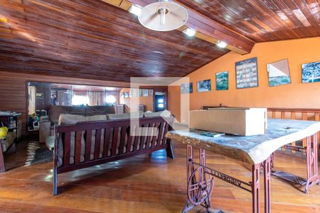 Casa à venda com 385m², 5 quartos e 2 vagas Casa à venda com 385m², 5 quartos e 2 vagasSótão