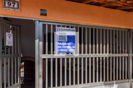 Casa à venda com 385m², 5 quartos e 2 vagas Casa à venda com 385m², 5 quartos e 2 vagasFachada