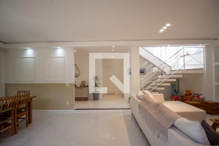 Sala de casa de condomínio para alugar com 5 quartos, 560m² em Vargem Pequena, Rio de Janeiro