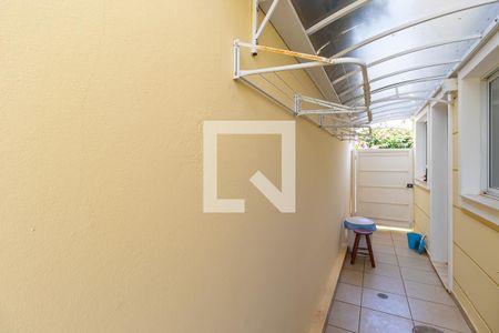 Casa de condomínio à venda com 210m², 4 quartos e 4 vagas Casa de condomínio à venda com 210m², 4 quartos e 4 vagasCorredor lateral