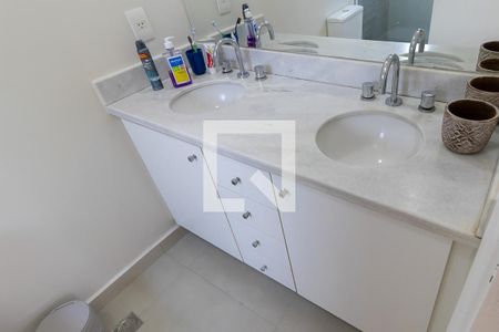 Casa de condomínio à venda com 210m², 4 quartos e 4 vagas Casa de condomínio à venda com 210m², 4 quartos e 4 vagasBanheiro da suíte 1