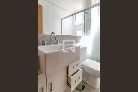 Banheiro de kitnet/studio para alugar com 1 quarto, 32m² em Indaiá, Belo Horizonte