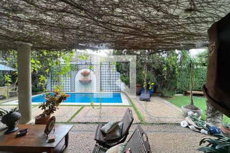 Vista da Sala de TV de casa à venda com 4 quartos, 500m² em Jardim Guedala, São Paulo