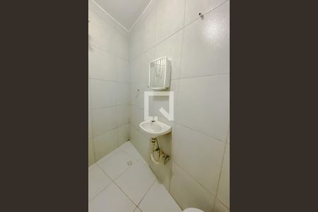 Banheiro de kitnet/studio para alugar com 1 quarto, 30m² em Canindé, São Paulo