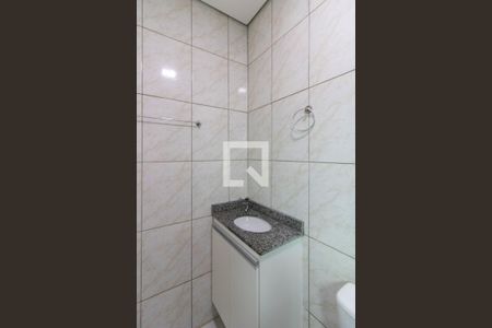 Banheiro de kitnet/studio para alugar com 1 quarto, 30m² em Parque Edu Chaves, São Paulo