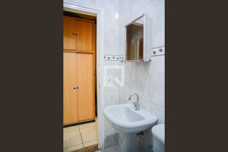 Casa à venda com 270m², 5 quartos e 2 vagas Casa à venda com 270m², 5 quartos e 2 vagasBanheiro - Casa Fundos