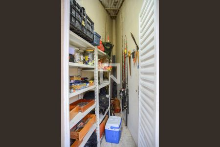 Casa à venda com 270m², 5 quartos e 2 vagas Casa à venda com 270m², 5 quartos e 2 vagasDespensa - Casa Fundos